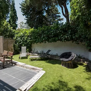 Con Jardincito En El Centro De Cadaqués